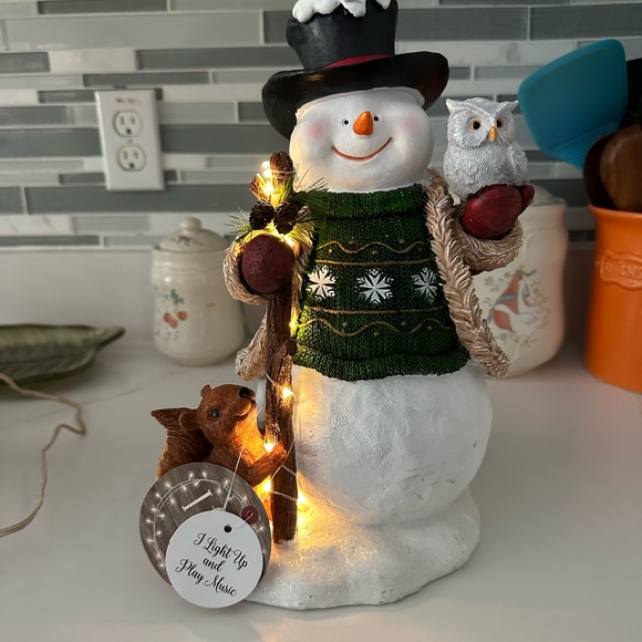 Lighted Snowman Plays Christmas Music with squirrel and owl 12” x 8” NWT - Picture 6 of 6